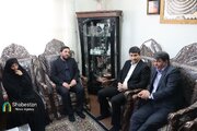 وزیر ارتباطات و فناوری اطلاعات با خانواده یکی از شهدای جنگ ۱۲ روزه در کرمان دیدار کرد