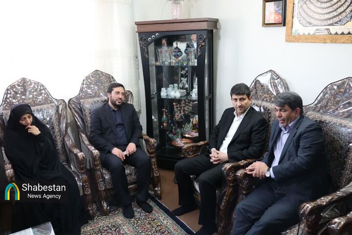 وزیر ارتباطات و فناوری اطلاعات با خانواده یکی از شهدای جنگ ۱۲ روزه در کرمان دیدار کرد