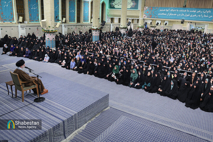 دیدار هزاران نفر از زنان و دختران با رهبر معظم انقلاب