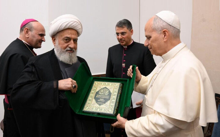کتاب «تمام نهج‌البلاغه» به پاپ لئون اهدا شد