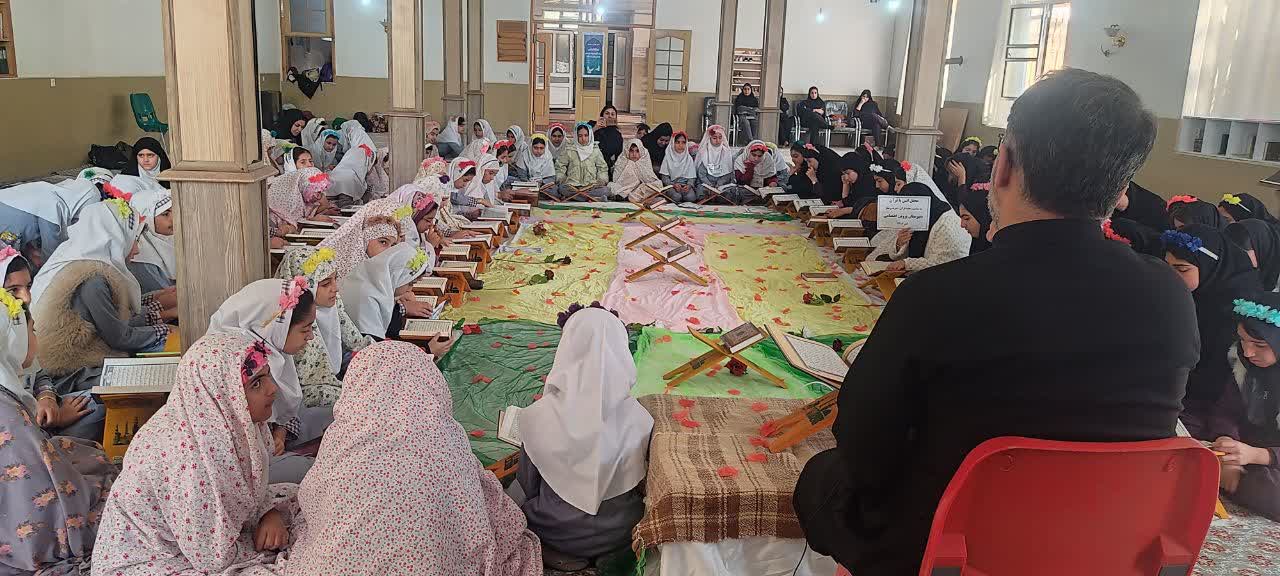 برگزاری محفل قرآنی با چاشنی دانش آموزی/ تربیت صحیح ثمره قرآنخوانی
