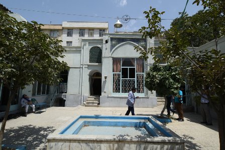 مسجد آقاشیخ هادی، با گنبدی گهواره‌ای شکل در محله سنگلج