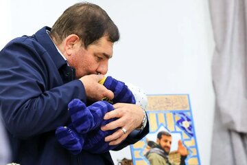 مخبر: خانواده‌های شهدا سرمایه‌های اجتماعی نظام هستند