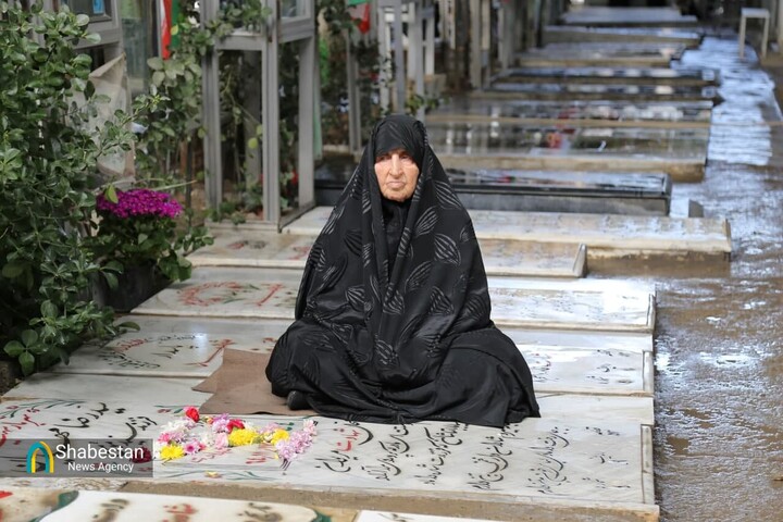 نشان صبر و اسقامت بر قلب مادران و همسران شهدا