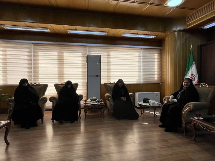 وزیر راه و شهرسازی از خانواده سه شهید زنجانی تجلیل کرد