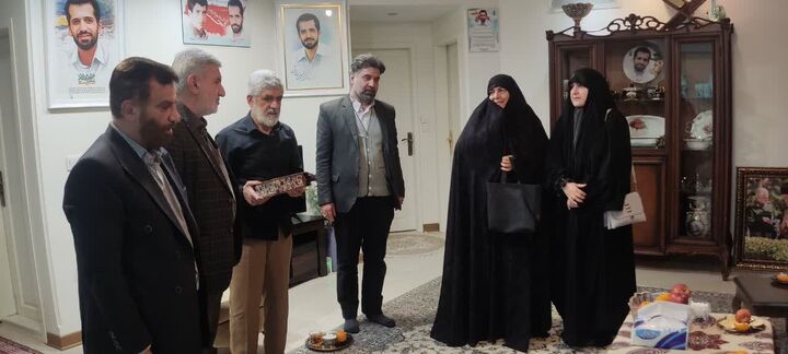 دیدار رئیس سازمان بسیج اساتید با خانواده شهید احمدی روشن در آستانه روز تکریم مادران و همسران شهدا