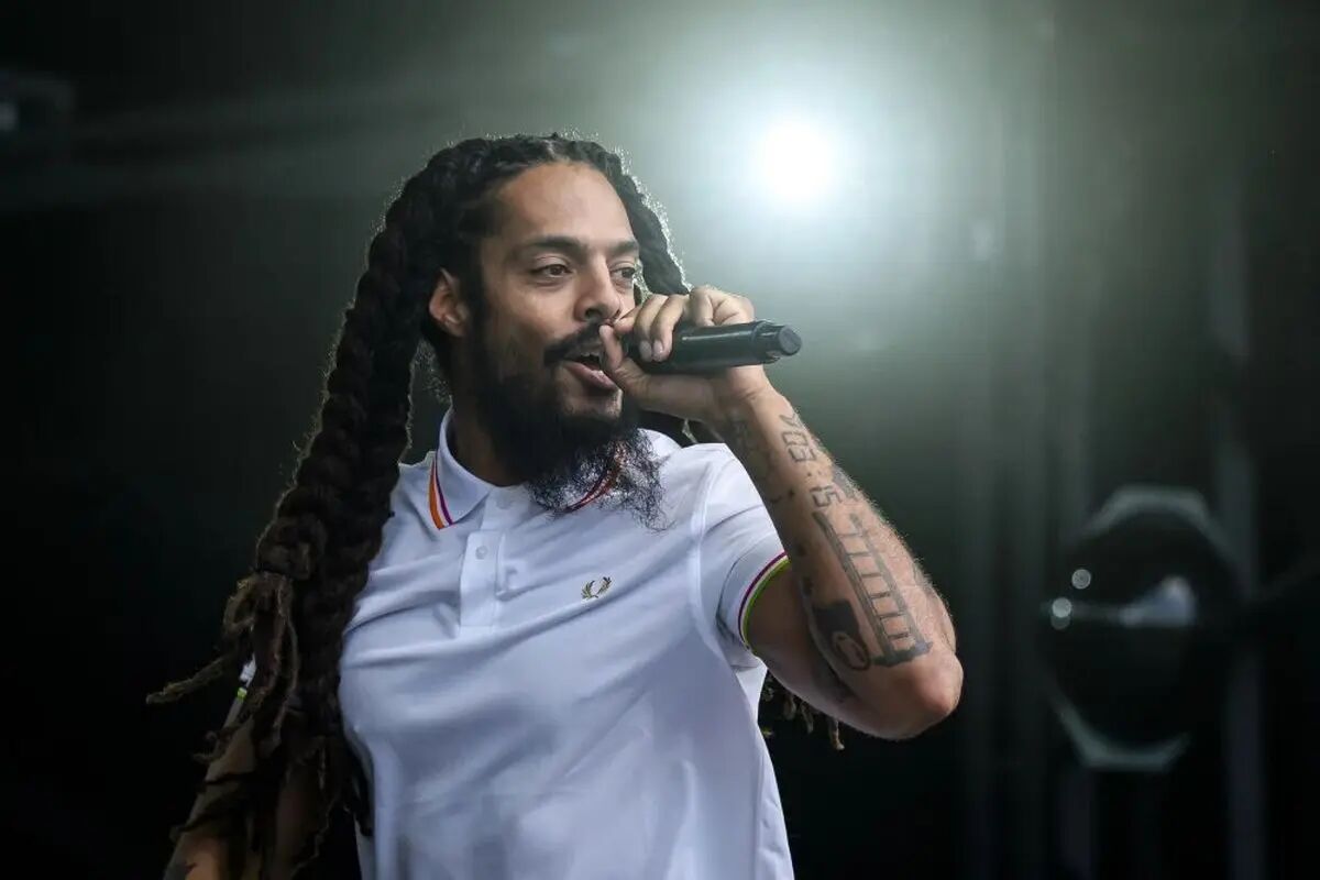 خواننده شهیر انگلیسی با شعار «زنده باد انتفاضه» صحنه بروکسل را شعله‌ور کرد