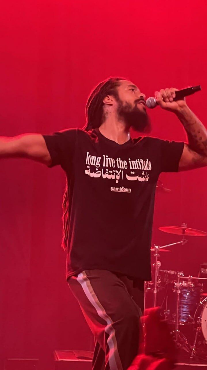 خواننده شهیر انگلیسی با شعار «زنده باد انتفاضه» صحنه بروکسل را شعله‌ور کرد