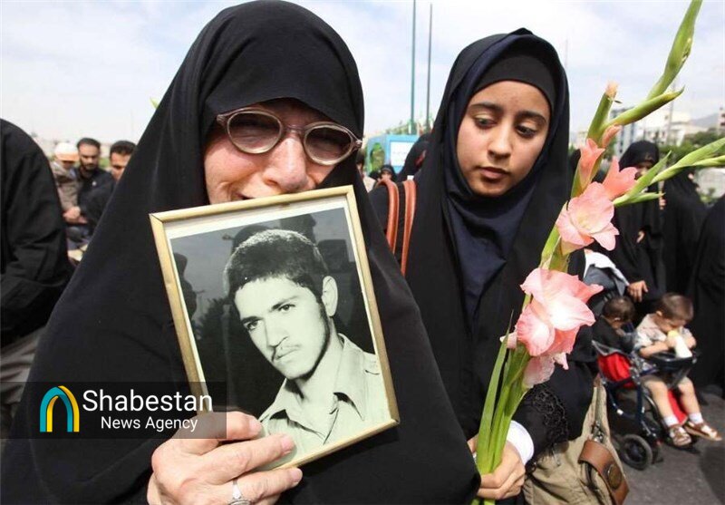 نشان صبر و اسقامت بر قلب مادران و همسران شهدا
