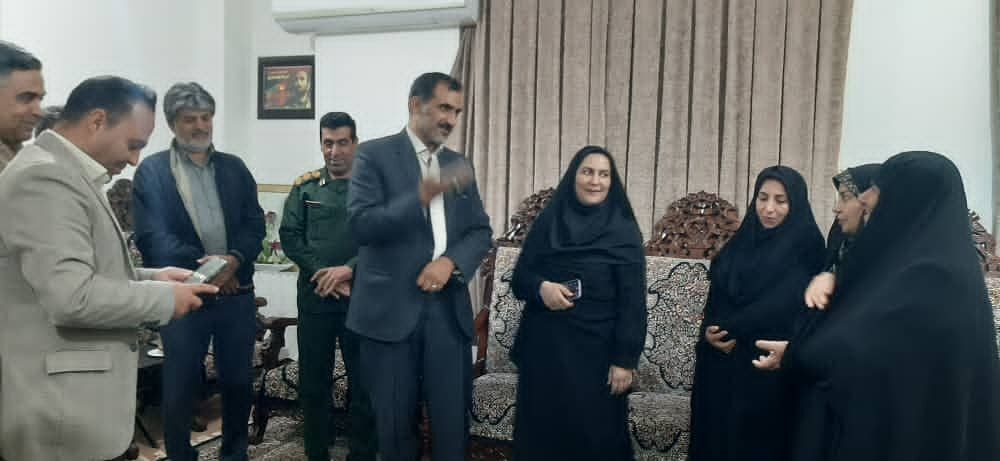 خانواده‌های شهدا نماد وفاداری به آرمان‌های انقلاب هستند