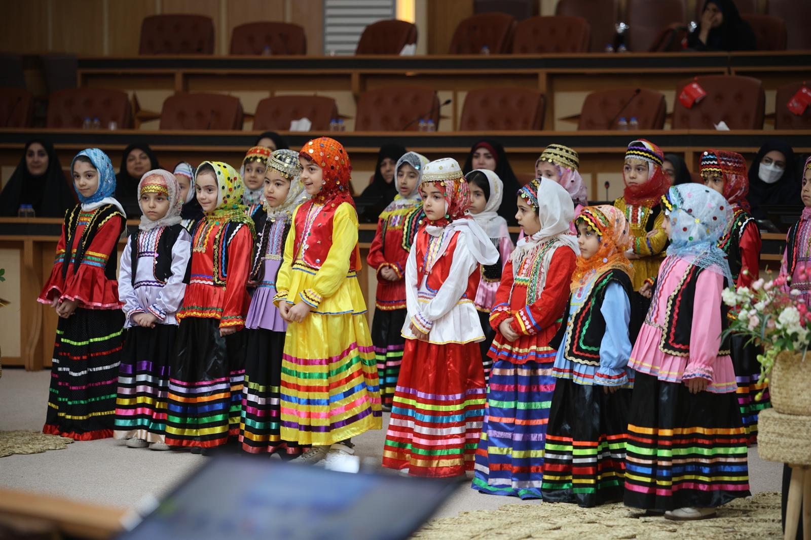 رونمایی از پوستر کنگره نقش زنان در نهضت جنگل