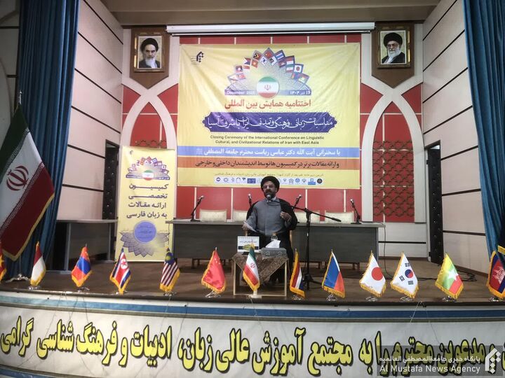 دنیا تشنه معارفی است که باید از سوی ما ارایه شود