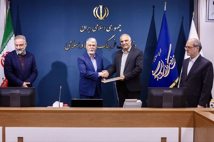 تجلیل وزیر فرهنگ و ارشاد اسلامی از مدیرکل نمونه اردبیل