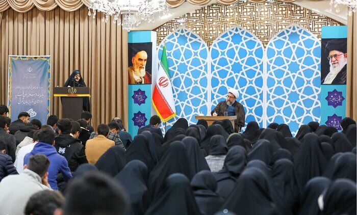 مطالبه گری و نقادی از ویژگی دانشجویان باشد