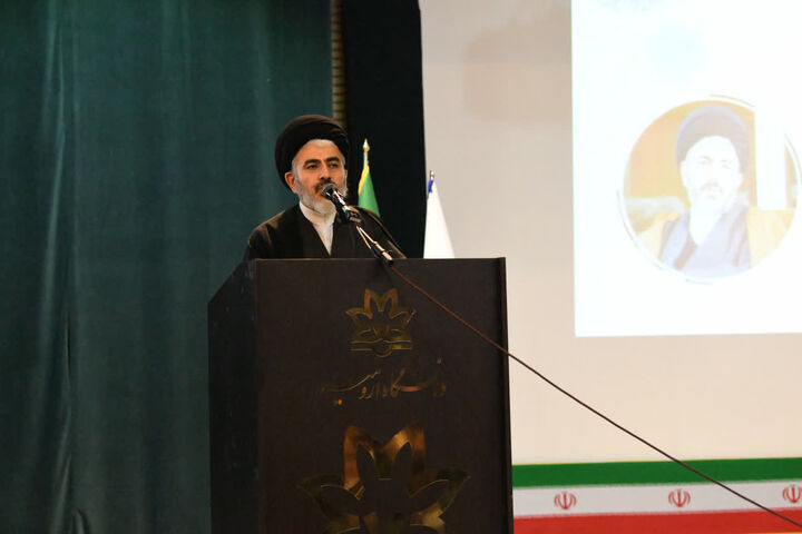 امروز وظیفه اصلی دانشجو، علم‌آموزی است