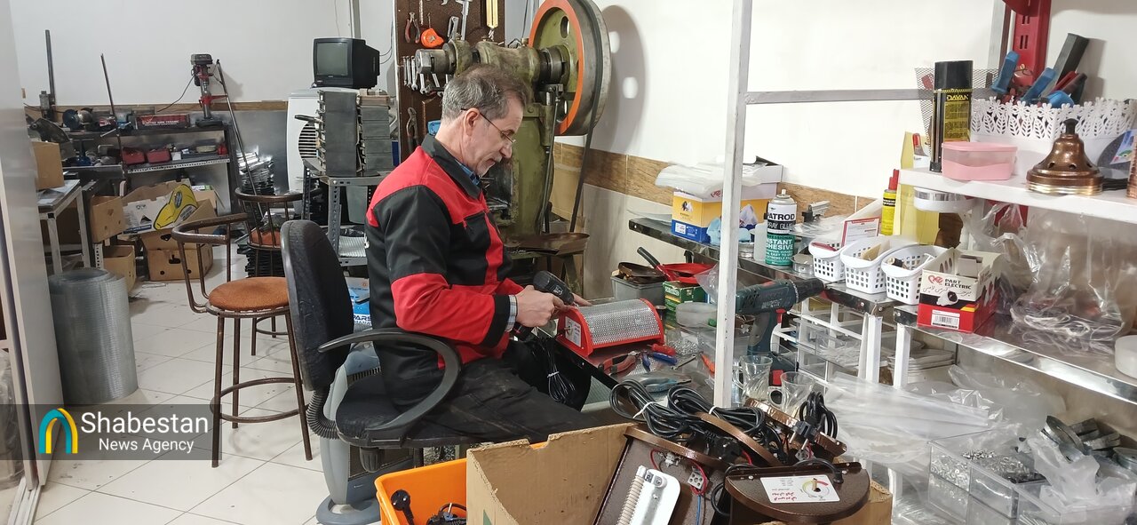 روایت مردی که با خانواده‌ چراغ تولید را روشن نگه داشته است