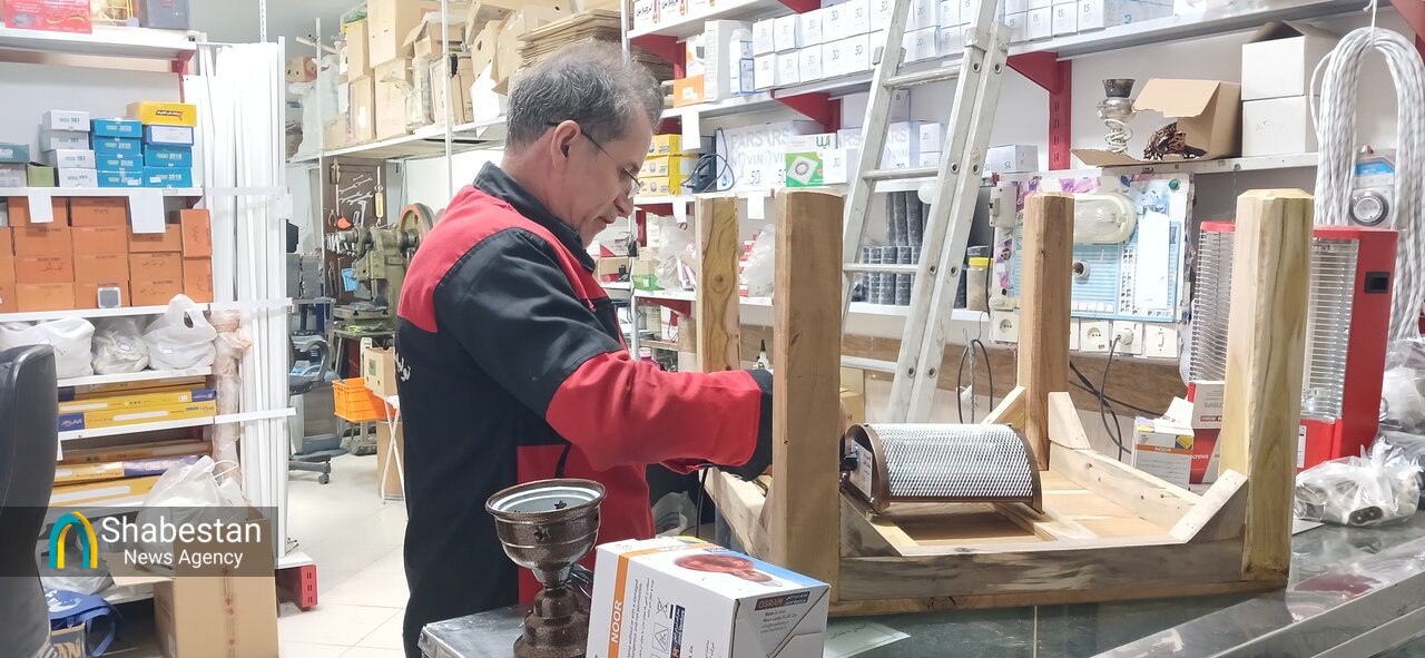 روایت مردی که با خانواده‌ چراغ تولید را روشن نگه داشته است