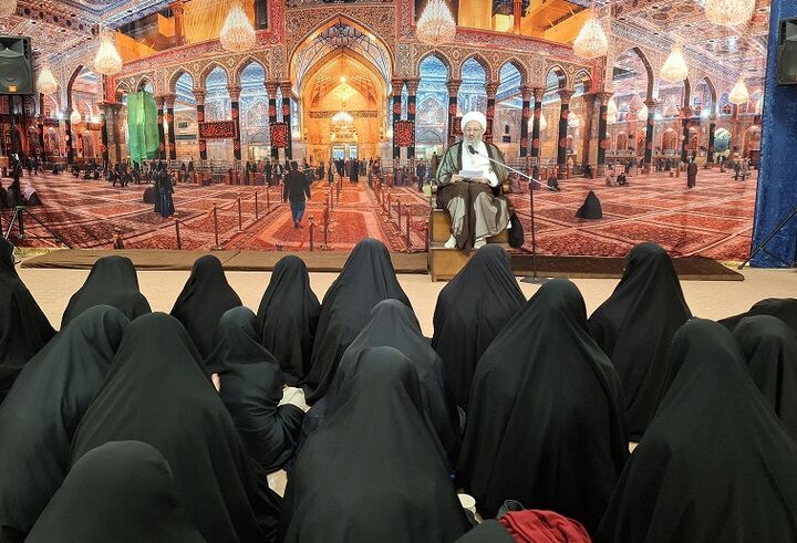 حضور بانوان متدیّن در اجتماع، موجب گسترش عفّت عمومی می‌شود