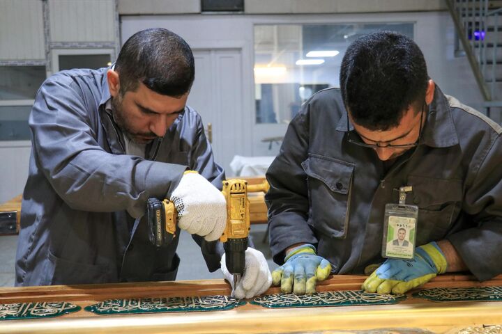 آغاز نصب قطعات طلاکاری‌شده باب ام‌البنین (س) در آستان مقدس عباسی