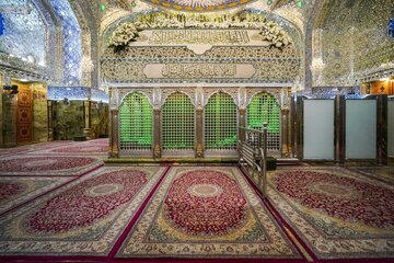 آیین غبارروبی ضریح مطهر امام رضا(ع) با حضور جمعی از بانوان