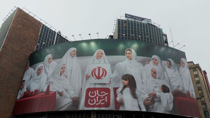 دیوارنگاره جدید میدان ولیعصر به مناسبت روز مادر رونمایی شد