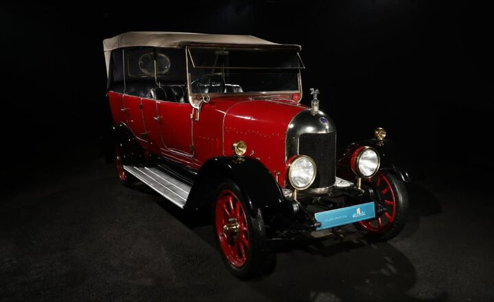 نمایش تصاویر موزه خودروهای تاریخی ایران در ایستگاه‌های مترو تهران