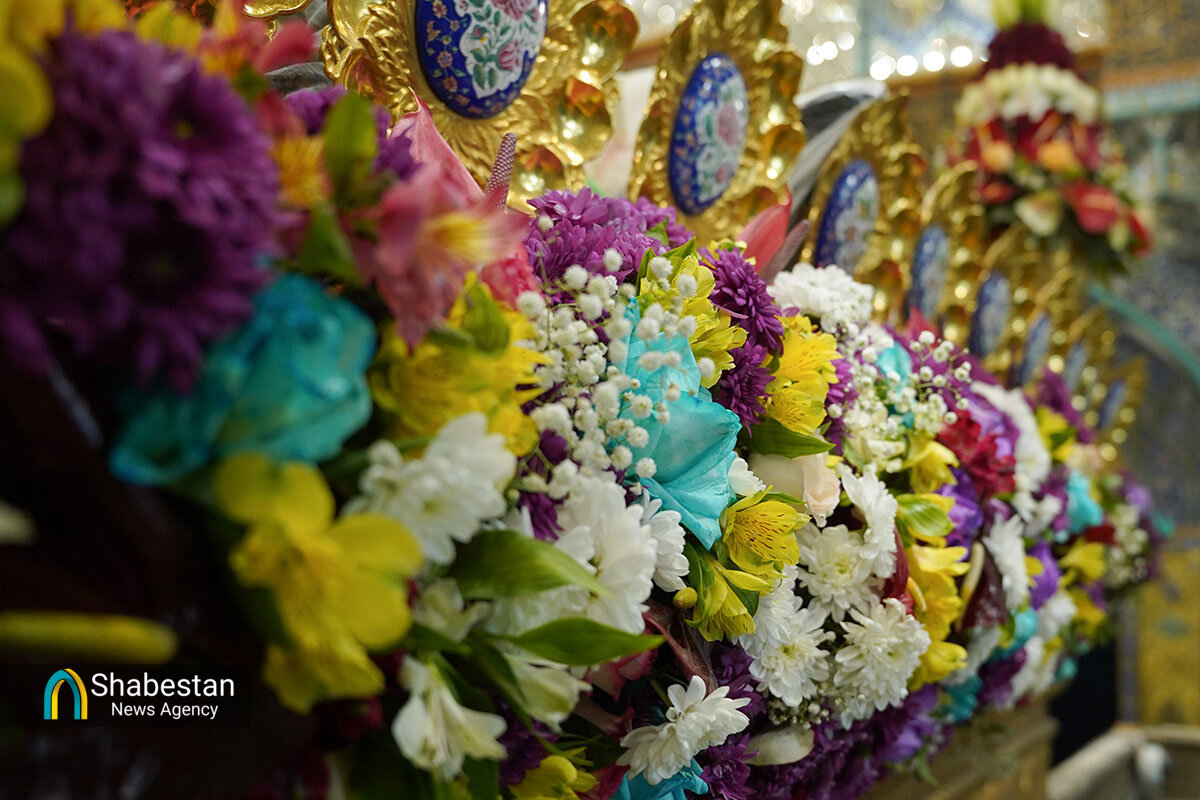 گل‌آرایی ضریح مطهر بانوی کرامت در آستانه میلاد حضرت فاطمه زهرا(س)
