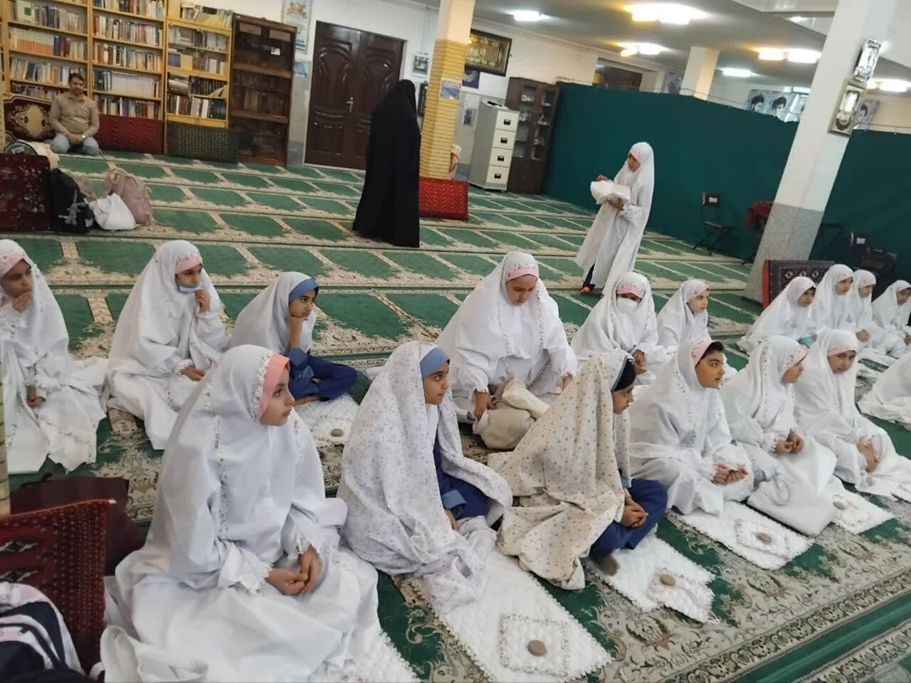 نماز دختران فاطمی در مسجد زاغرم تفرش؛ تجلی پیوند مسجد و مدرسه