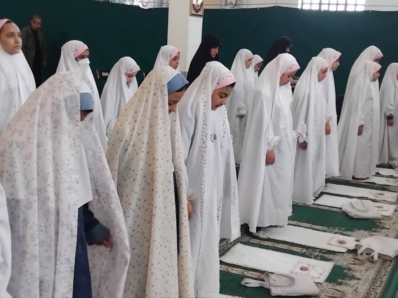 نماز دختران فاطمی در مسجد زاغرم تفرش؛ تجلی پیوند مسجد و مدرسه