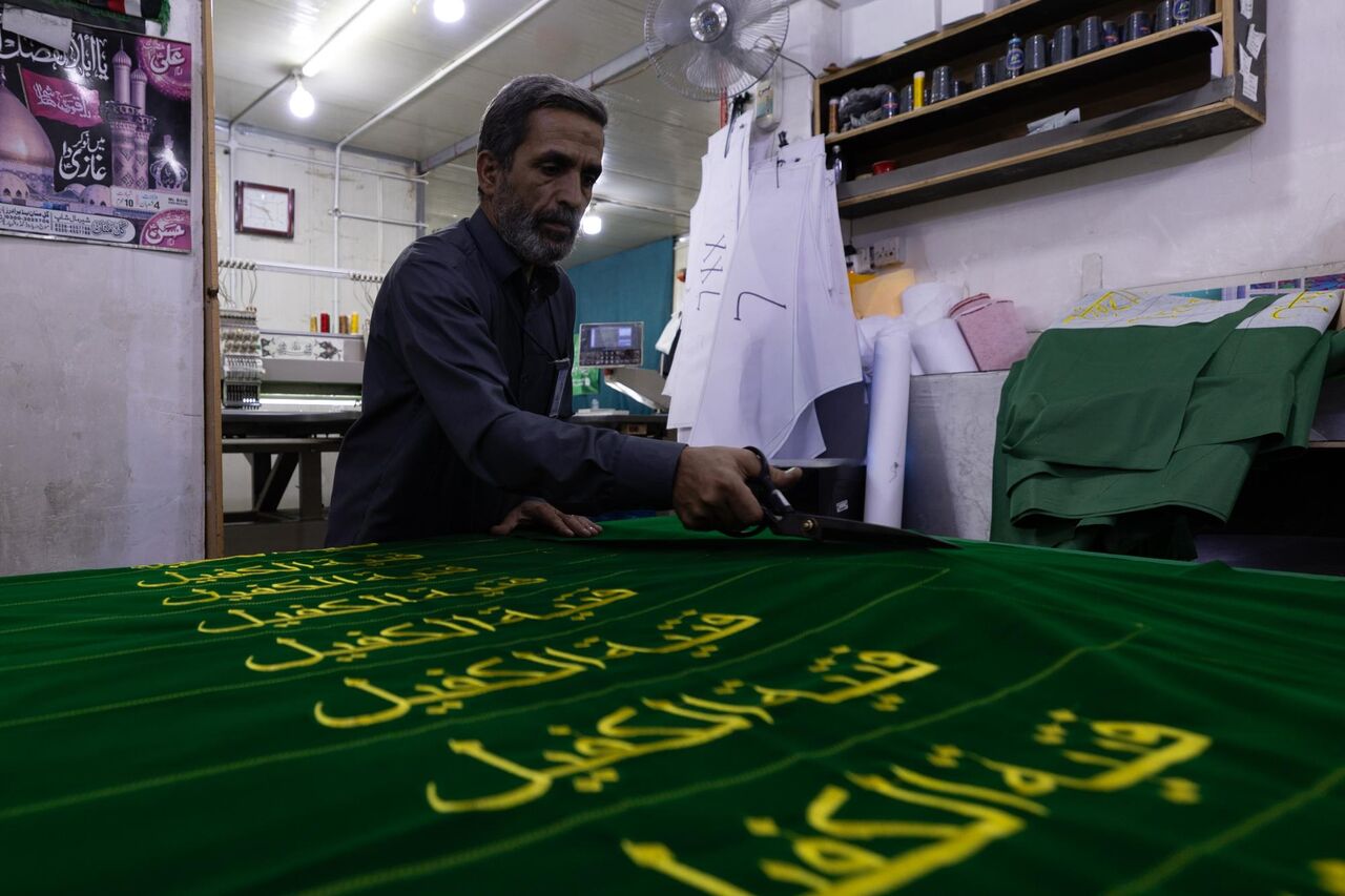 آغاز دوخت شالهای شرکتکنندگان در جشن فارغالتحصیلی دانشجویان دانشگاههای عراق