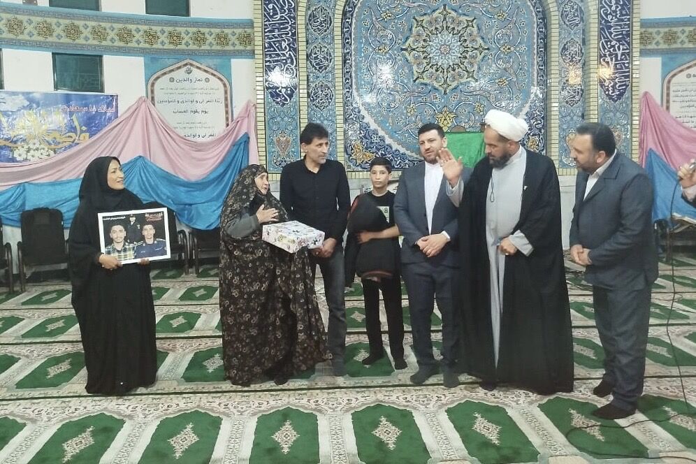 آغاز طرح «بوسه بر دستان مهربانی» در مسجد جامع مینودشت