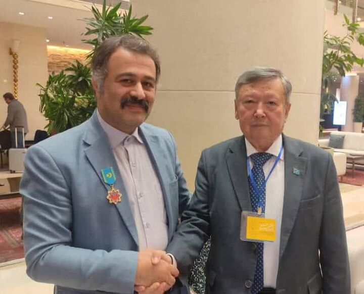 شاعر و نویسنده ایرانی برنده نشان طلای یادبود قزاقستان شد