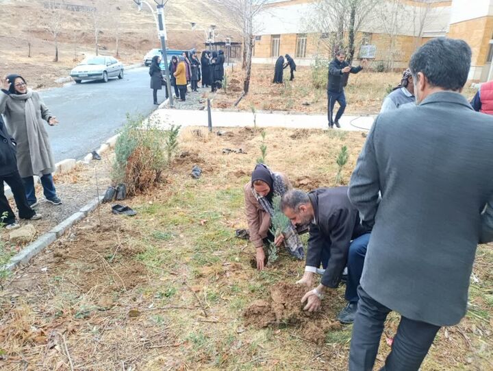 استقبال پرشور دانشجویان سنندجی از پویشی برای تکریم مقام مادر