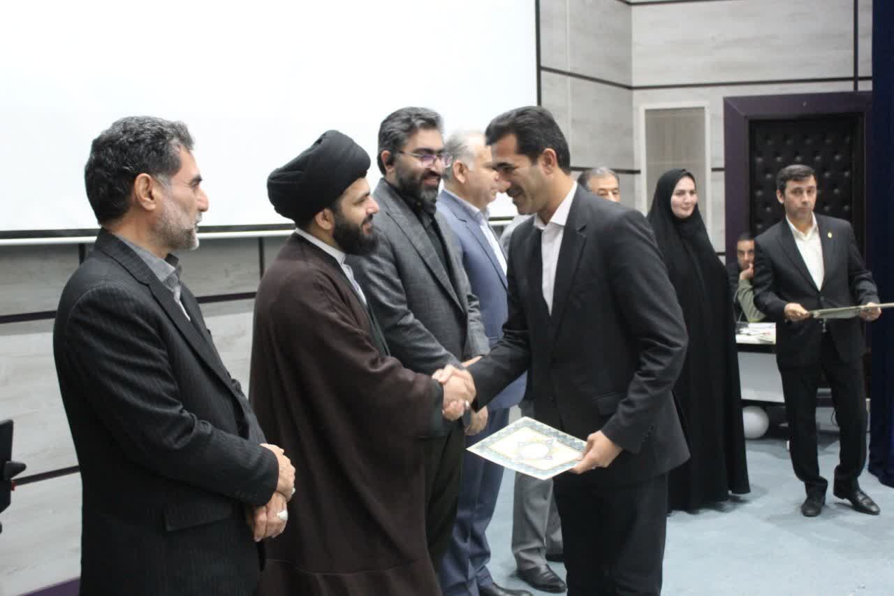 تقدیر مدیرکل میراث فرهنگی به عنوان پژوهشگر برتر لرستان در هفته پژوهش و فناوری