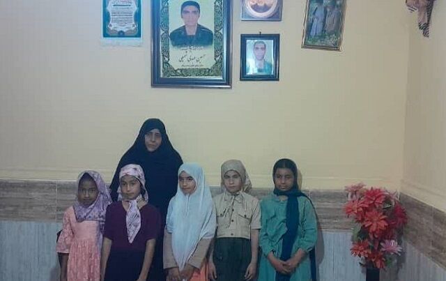 دختران «ریحانه‌های بهشتی» پای سفره دل مادر شهید عبدلی نشستند