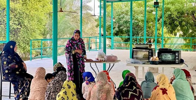 برگزاری کارگاه رایگان «نذر آموزشی» پخت نان‌های معطر و کیک در روستای چاهستان