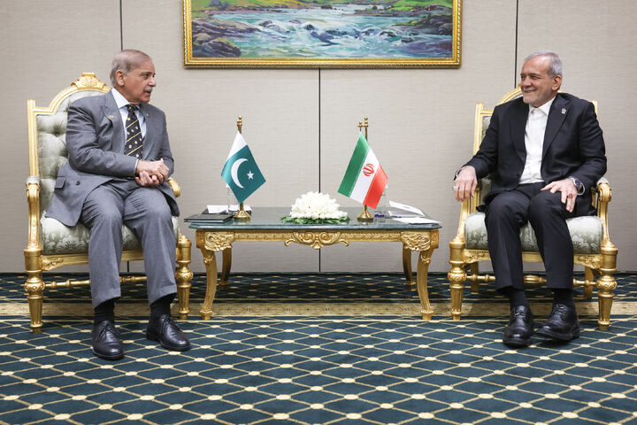 تاکید سران ایران و پاکستان بر تقویت همکاری‌های مشترک و تسریع در اجرای توافقات فیمابین