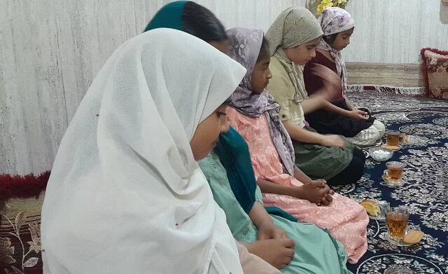 دختران «ریحانه‌های بهشتی» پای سفره دل مادر شهید عبدلی نشستند