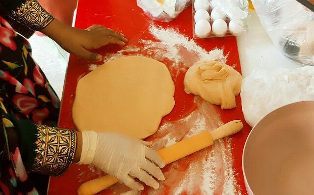 برگزاری کارگاه رایگان «نذر آموزشی» پخت نانهای معطر و کیک در روستای چاهستان