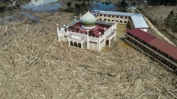 سیل در اندونزی مانع از رسیدن نمازگزاران به مساجد می‌شود
