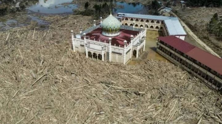 سیل در اندونزی مانع از رسیدن نمازگزاران به مساجد می‌شود