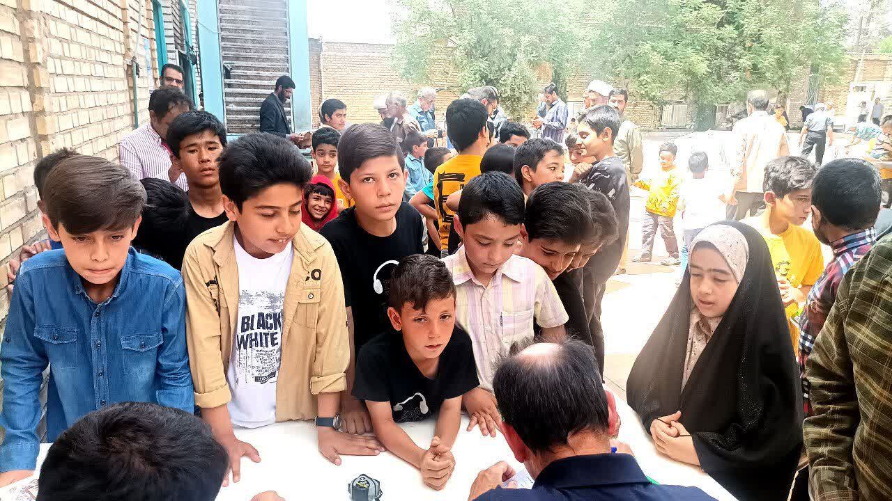 طرح «قرآن بخوان، هدیه بگیر»؛ لبخندهای کودکانه در سایه عطر نماز جمعه