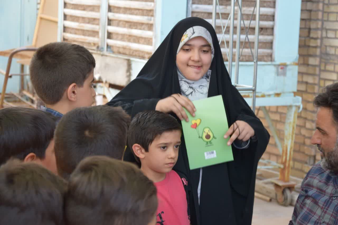 طرح «قرآن بخوان، هدیه بگیر»؛ لبخندهای کودکانه در سایه عطر نماز جمعه