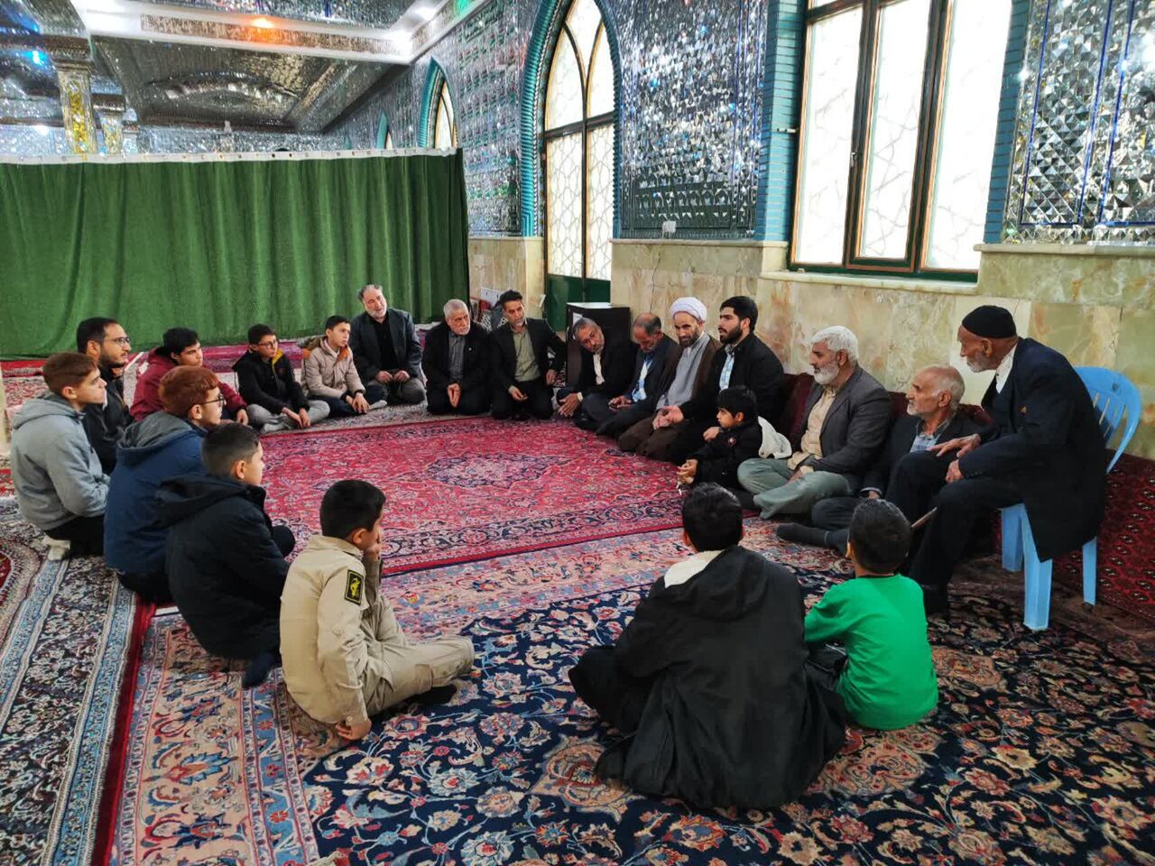 دیدار صمیمی امام جمعه خنداب با نوجوانان در حاشیه نماز جمعه