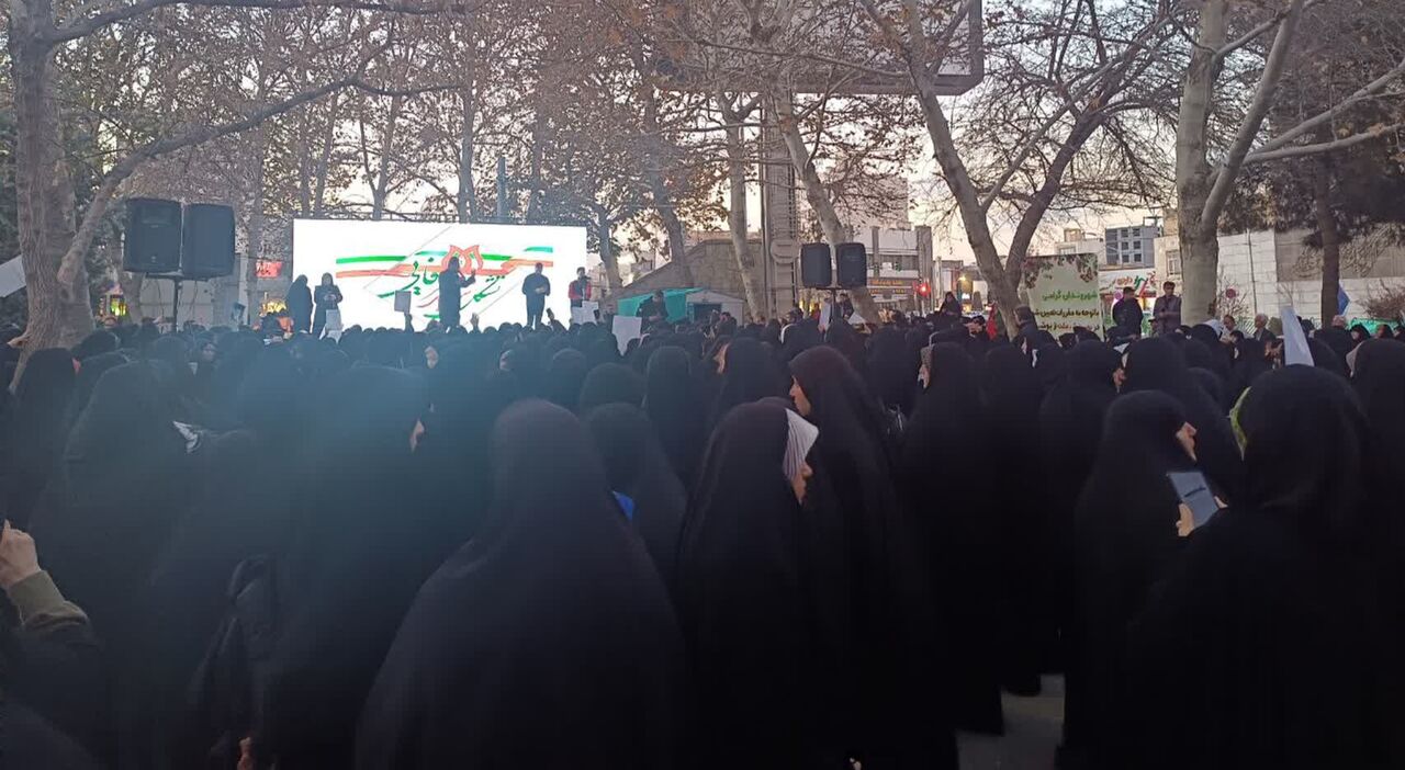 اجتماع بانوان و پیادهروی حجاب فاطمی در پارک ملت مشهد
