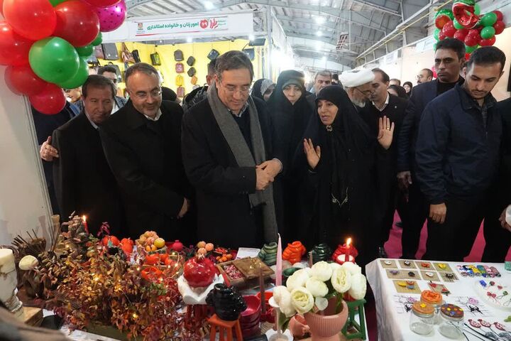 رضا رحمانی از نمایشگاه شب یلدا در پارک جنگلی ارومیه بازدید کرد