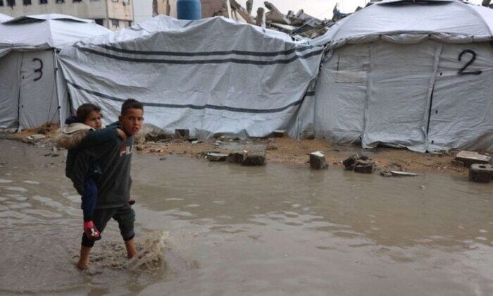 شرایط  بسیار سخت کودکان غزه در میان چادرهای در حال غرق