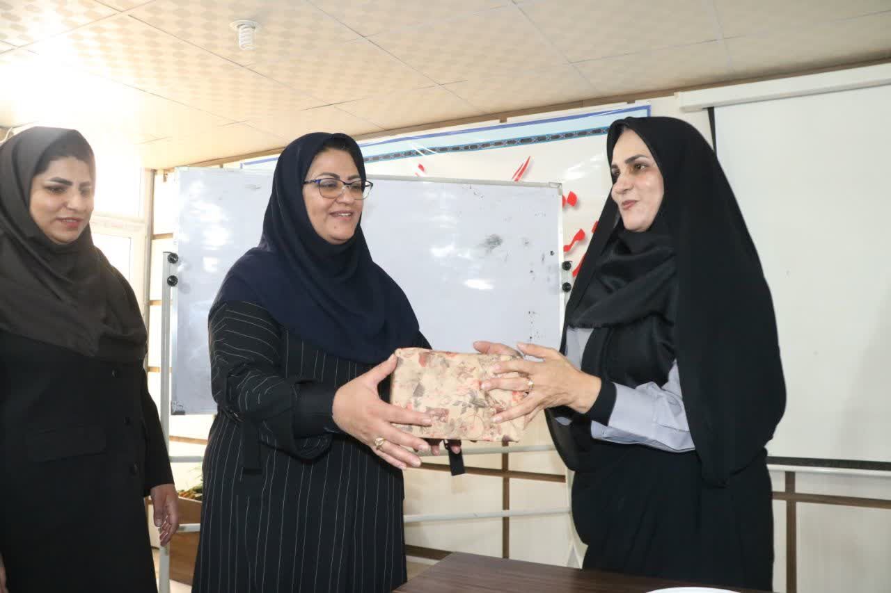 مادران با پرورش فرزندانی سالم و توانمند آیندهای روشن برای جامعه رقم میزنند