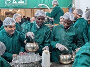 خادمی پیروان شیخ زکزاکی در چایخانه حرم امام رضا(ع) به یاد شهدای زاریا