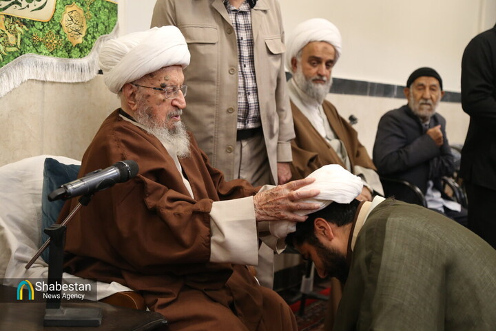 تلبس جمعی از طلاب مدرسه علمیه منصوریه توسط آیت‌الله‌العظمی مکارم شیرازی